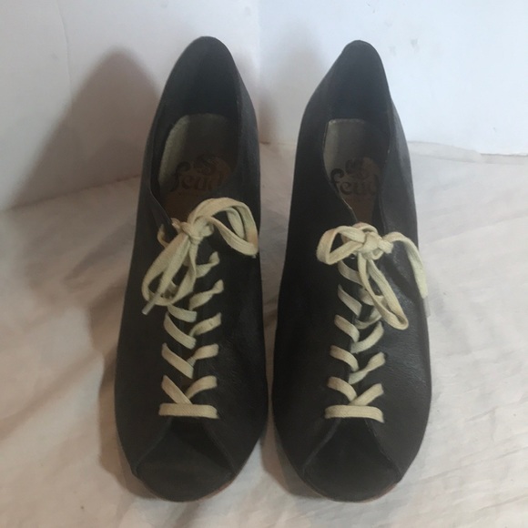 “FEUD BRITANNIA” “Marianne” Wedge Lace Up Shoe. - Picture 2 of 12